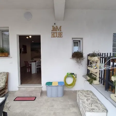 J&m House Fondi